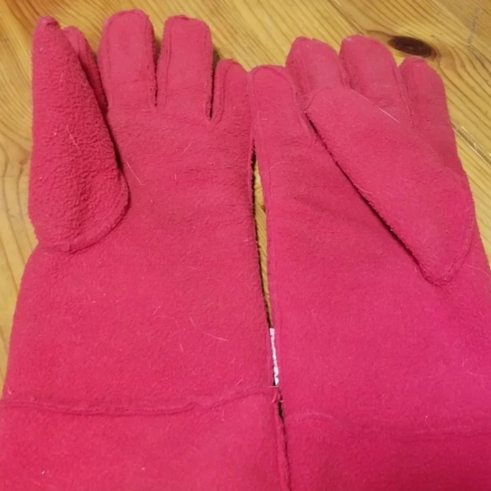 Warm red gloves